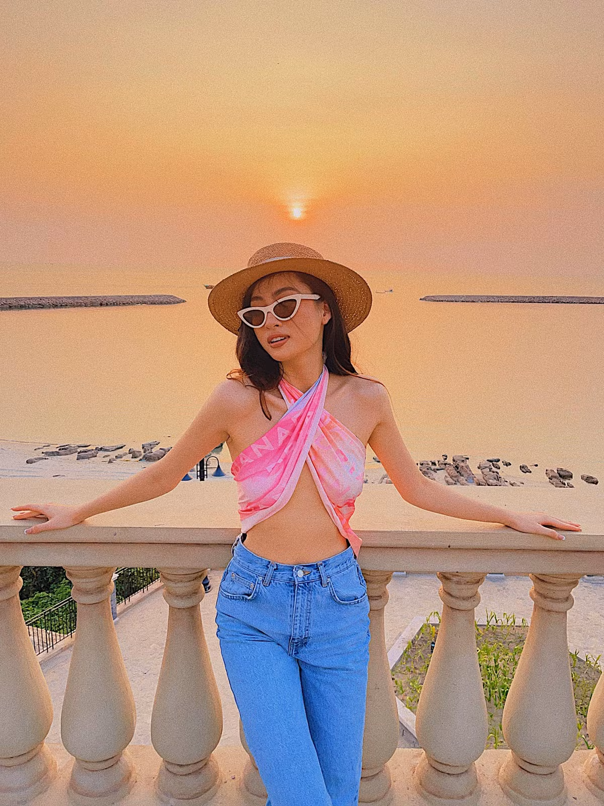 Hoa hậu Lương Thùy Linh vô cùng quyến rũ khi kết hợp khăn buộc chéo làm áo và quần jeans.