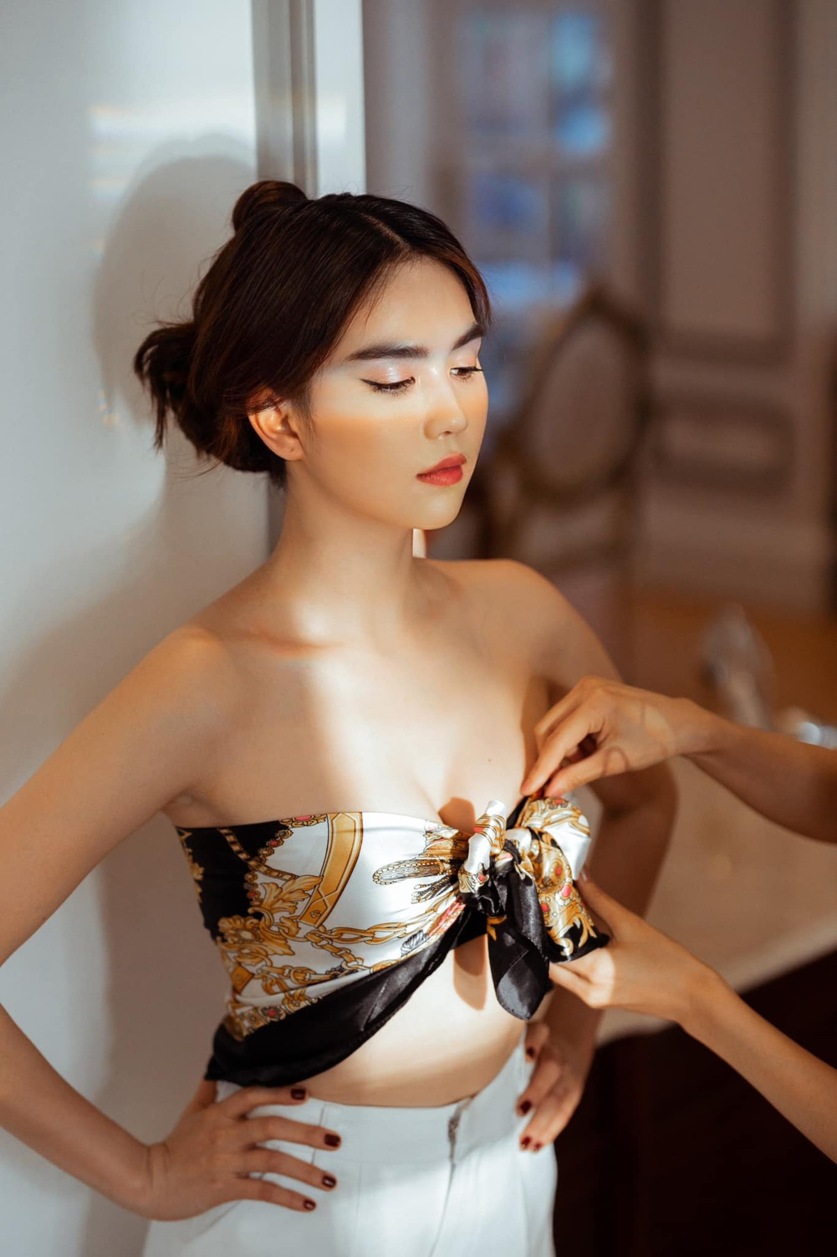 Tuy nhiên, việc biến tấu trang phục "hô biến" khăn thành áo phải được thực hiện tỉ mỉ, cẩn thận, bởi chỉ cần một chút bất cẩn là kiểu thời trang này sẽ phản chủ.