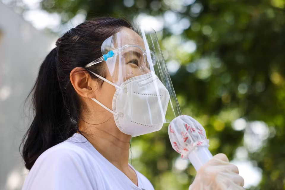  MC Quỳnh Hoa: Là người lãnh đạo của nhóm tình nguyện viên nghệ sĩ, MC Quỳnh Hoa đồng hành cùng đồng đội trong mọi hoạt động. Một mặt, cô phải sắp xếp công việc để hoạt động thiện nguyện đi vào guồng một cách quy củ. Một khác, Quỳnh Hoa luôn động viên tinh thần và lo lắng sức khỏe các nghệ sĩ. “Tình nguyện viên là những người ở tuyến đầu trong công tác chống dịch. Đảm bảo an toàn cho bản thân cũng chính là bảo vệ những người xung quanh mình và rộng ra toàn xã hội. Đó là câu nói cửa miệng của tôi khi làm việc với nghệ sĩ trong nhóm”, cô nhấn mạnh. Ảnh: NVCC.