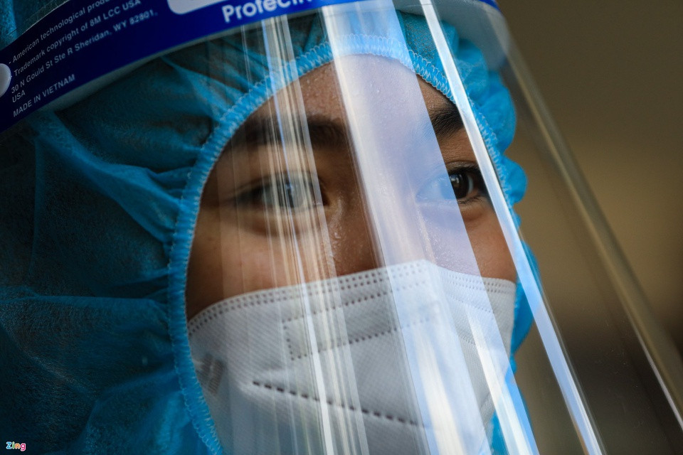  Á hậu Mâu Thủy: Phia sau tấm kính chống giọt bắn, lớp khẩu trang dày, Á hậu Mâu Thủy mồ hôi đổ ra như tắm khi hướng dẫn người dân tiêm vắc xin COVID-19. Một tháng qua, người đẹp xung phong đi vào các điểm nóng của dịch COVID-19 tại TP.HCM để hỗ trợ đội ngũ bác sĩ, nhân viên y tế. Gần đây, Mâu Thủy còn đi siêu thị giúp người dân, trao quà tới bà con ở khu vực phong tỏa. Ảnh: Quỳnh Danh.