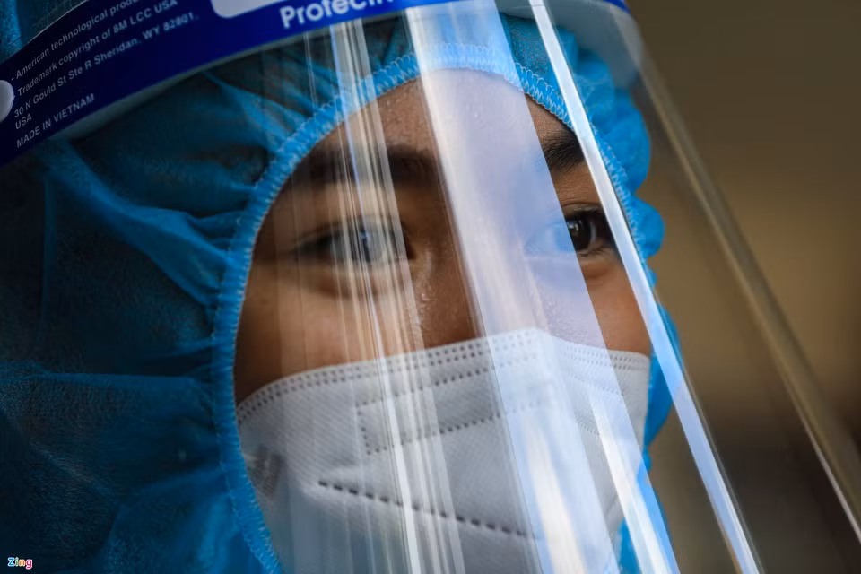  Á hậu Mâu Thủy: Phia sau tấm kính chống giọt bắn, lớp khẩu trang dày, Á hậu Mâu Thủy mồ hôi đổ ra như tắm khi hướng dẫn người dân tiêm vắc xin COVID-19. Một tháng qua, người đẹp xung phong đi vào các điểm nóng của dịch COVID-19 tại TP.HCM để hỗ trợ đội ngũ bác sĩ, nhân viên y tế. Gần đây, Mâu Thủy còn đi siêu thị giúp người dân, trao quà tới bà con ở khu vực phong tỏa. Ảnh: Quỳnh Danh.