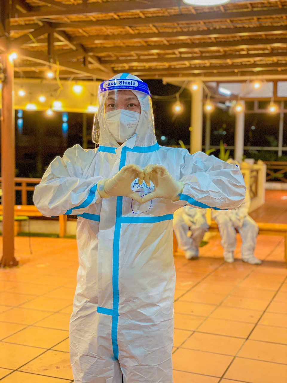  Diễn viên Phước Hiếu: Sau bộ đồ bảo hộ, nam diễn viên 23 tuổi ghi dòng chữ: "Xin đừng lại gần - Đã có vợ" khiến nhiều người thích thú. Phước Hiếu cho biết đây là cách để anh làm an lòng vợ sắp cưới khi tham gia tình nguyện viên.