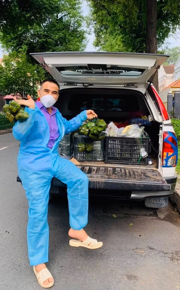 "Tôi không phải thánh thần mà không sợ COVID-19. Gia đình tôi cũng lo lắng. Nhưng càng đi, càng thấy thương nhiều mảnh đời cơ cực đang oằn mình trong đại dịch. Tôi muốn góp sức nhỏ bé cùng mọi người vượt qua khó khăn", anh bộc bạch. Ảnh: NVCC.