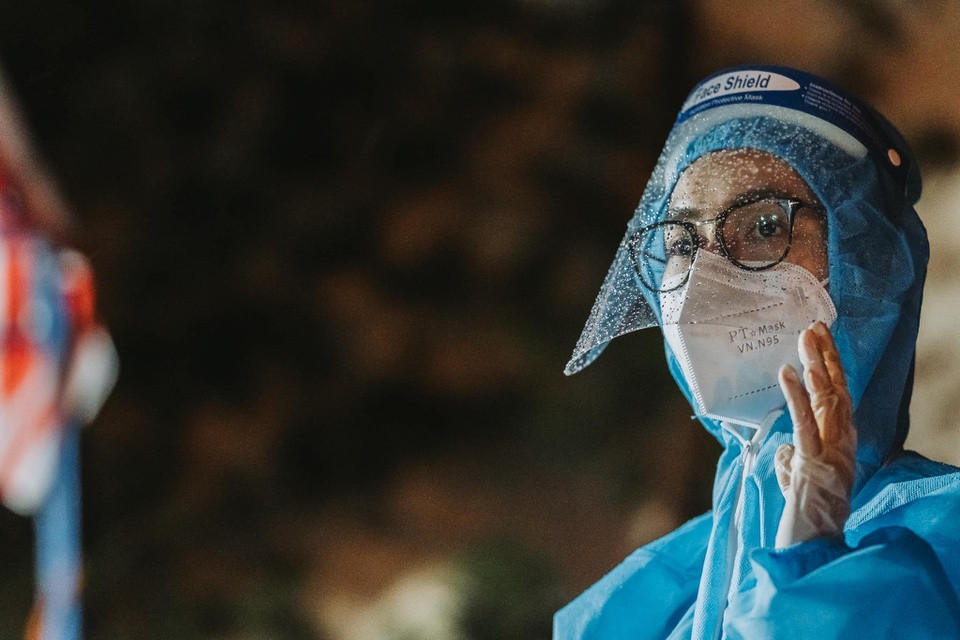  Hoàng My: Á hậu Việt Nam đội mưa khi hỗ trợ người dân lấy mẫu xét nghiệm. Cô kể với Zing đây là tình huống mà đội ngũ tình nguyện viên thường xuyên gặp phải trong thời gian này. "Gặp trời mưa, tôi và mọi người nhanh chóng khiêng bàn ghế, che dù để bảo quản những hộp mẫu thử. Chúng tôi thì vẫn dầm mưa. Chừng nào người dân còn đứng đợi để lấy mẫu thì nhóm vẫn tiếp tục làm", cô nói. Ảnh: Nguyễn Hiền.