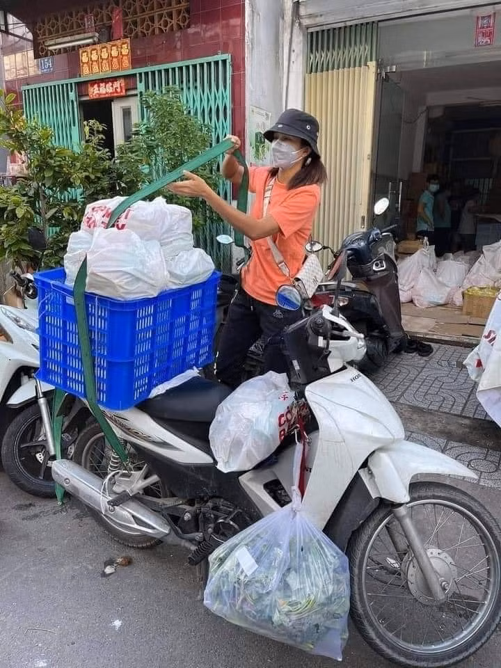 Trước đó, H'Hen Niê còn bốc vác hơn một tấn gạo, hàng trăm thùng nước, sữa gửi người dân. "Đối với tôi, đó là niềm vui và sự hạnh phúc khi bản thân có ngày trọn vẹn, làm nhiều việc ý nghĩa", cô nói với Zing. Ảnh: NVCC.