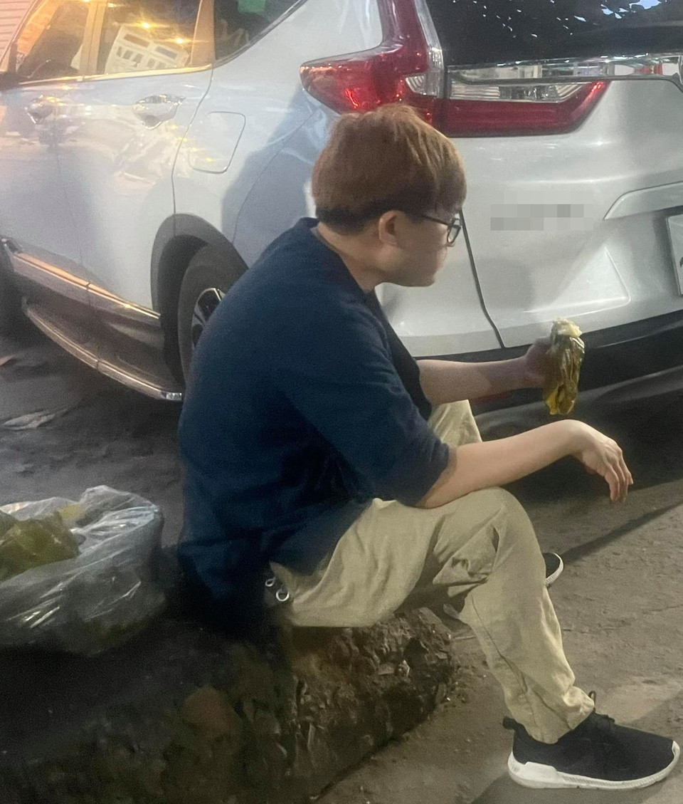 Đặc biệt là ở cảnh nam MC ngồi một góc ăn bánh sau ngày làm việc dài. Đại Nghĩa không có một ngày ngơi nghỉ trong hai tháng qua. Anh làm việc ngày đêm trên nhiều "mặt trận", vừa tham gia đội tình nguyện viên hỗ trợ nhân viên y tế lấy mẫu xét nghiệm, tiêm vắc xin COVID-19, đi siêu thị giúp người dân, trao quà cho lực lượng tuyến đầu, bà con nghèo... Ảnh: NVCC.