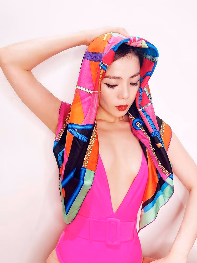  Lệ Quyên là một trong những mỹ nhân chăm khoe body bậc nhất Vbiz. Đặc biệt thời gian gần đây, cô nàng thường xuyên đăng ảnh sống ảo với những khoảnh khắc hở bạo.