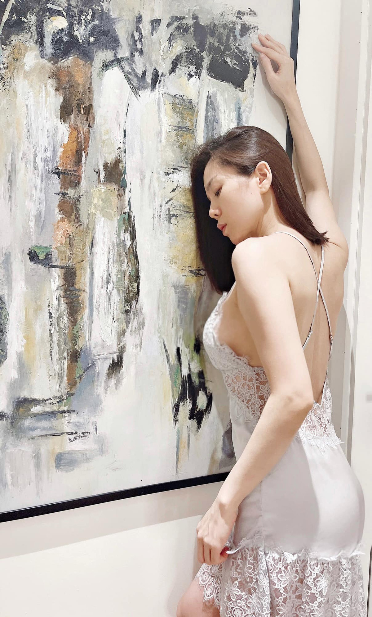 Cô nàng không ít lần khoe khéo vòng 1 lấp ló để đáp trả ý kiến chê bai.