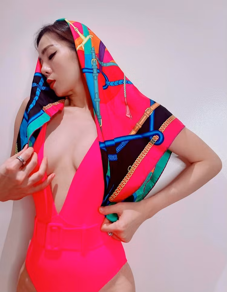 Mới nhất nữ ca sĩ khoe ảnh diện bikini rực rỡ, để lộ vòng 1 lấp ló.