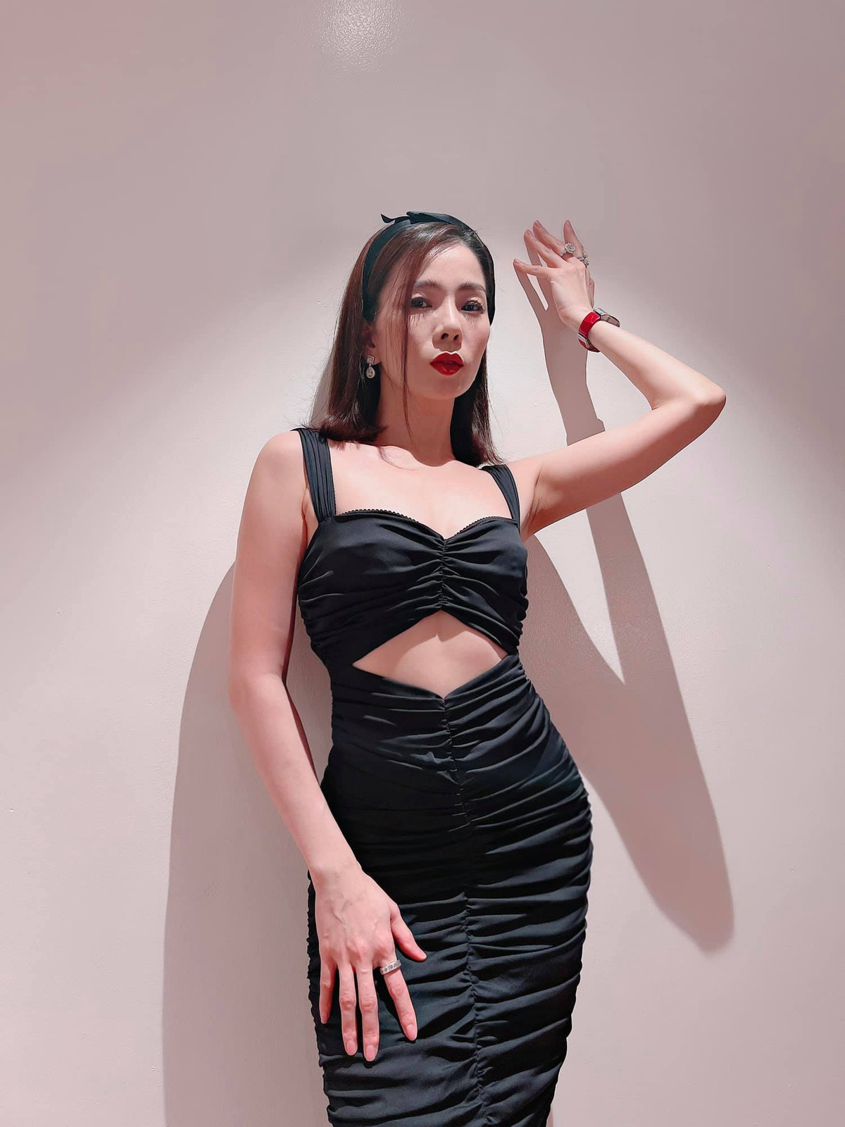 Bỏ ngoài tai những khen chê của dân mạng, Lệ Quyên vẫn rất tự tin với vòng 1 nhỏ xinh.