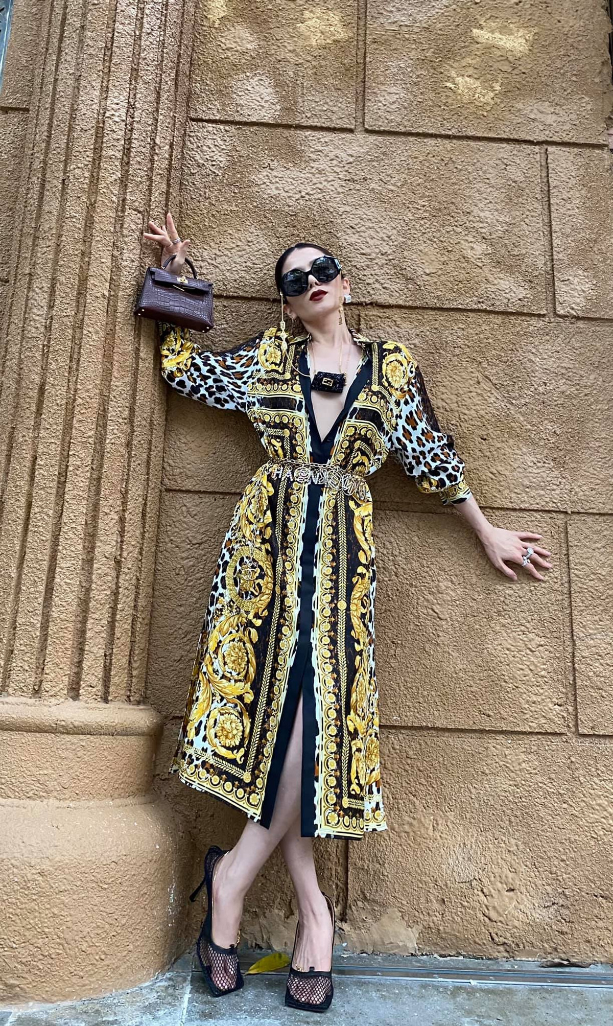 Chăm chỉ tập luyện giữa mùa dịch, ca sĩ Lệ Quyên giữ phong độ với body mảnh mai, quyến rũ.