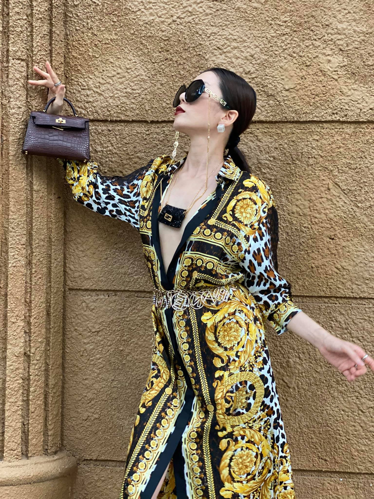 Sở hữu vóc dáng gợi cảm, "nữ hoàng phòng trà" thường xuyên lên đồ phô diễn tối đa vẻ đẹp hình thể.