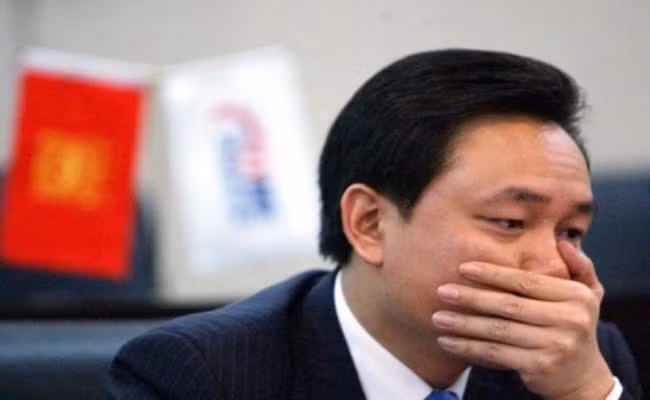 Vị tỷ phú người Trung Quốc này cũng bị cáo buộc đã hối lộ cảnh sát và cán bộ thuế để "moi" thông tin trong chính phủ với số tiền hối lộ lên đến 740.000 USD (hơn 17 tỷ đồng).