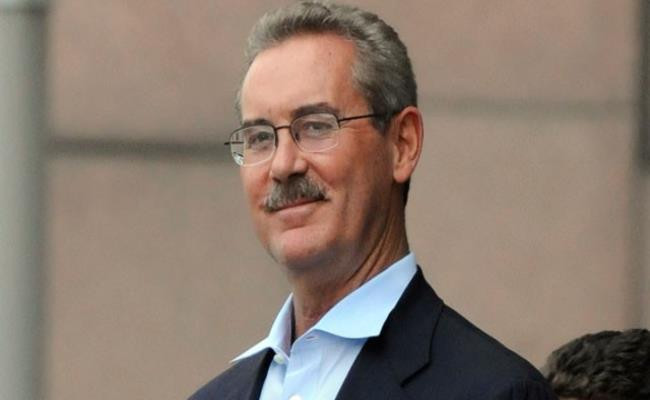 Thế nhưng sự đời không ai ngờ, năm 2009, Stanford bị truy tố vì điều hành chương trình lừa đảo Ponzi (đa cấp) trị giá 7 tỷ USD thông qua Ngân hàng Quốc tế Stanford ở Antigua.