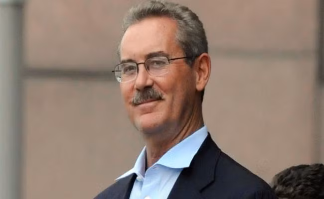 Thế nhưng sự đời không ai ngờ, năm 2009, Stanford bị truy tố vì điều hành chương trình lừa đảo Ponzi (đa cấp) trị giá 7 tỷ USD thông qua Ngân hàng Quốc tế Stanford ở Antigua.