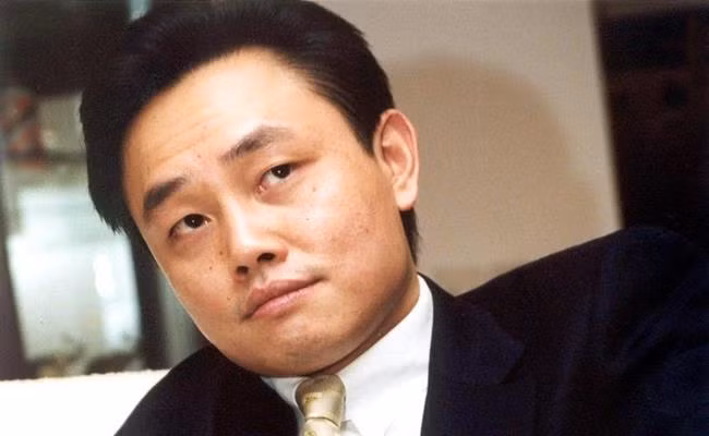 Năm 2010, Won Kwong Yu bị kết án 14 năm vì tội hối lộ và giao dịch nội gián. Theo công bố của tòa, Wong đã sử dụng thông tin tối mật để bán cổ phiếu của Tập đoàn công nghệ Centergate Bắc Kinh - nơi ông là một trong những cổ đông lớn nhất.