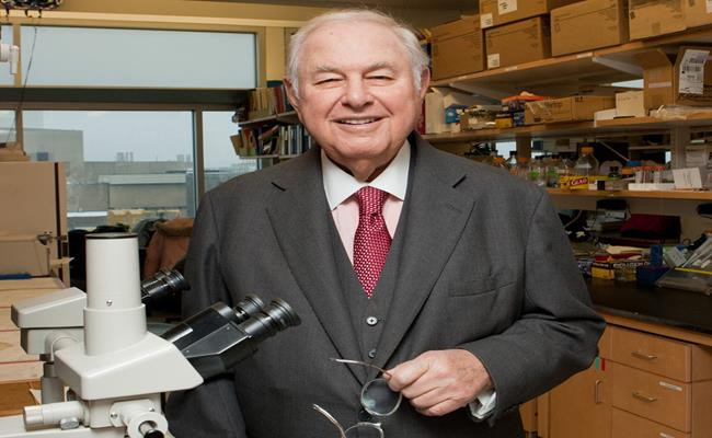 Sotheby’s là công ty hoạt động tại nhiều quốc gia trên thế giới, chuyên đấu giá các bộ sưu tập, bất động sản, tác phẩm nghệ thuật… Alfred Taubman là Chủ tịch của Sotheby’s từ những năm 1980 đến 2000.