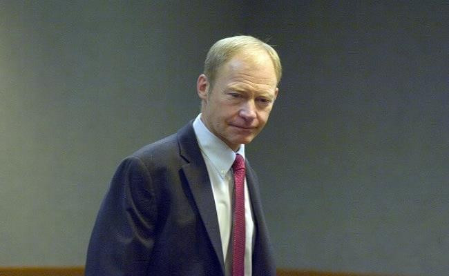 S. Curtis Johnson từng là tỷ phú với giá trị tài sản khoảng 4 tỷ USD. Johnson là chắt của Samuel Curtis Johnson, người sáng lập tập đoàn hóa phẩm tẩy rửa hàng tỷ USD, SC Johnson.