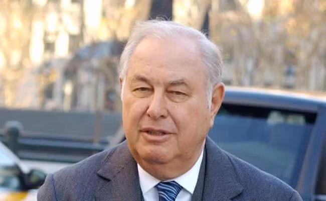 Ông chính là người đã vực dậy Sotheby’s khỏi thời kỳ khủng hoảng, đưa công ty lên sàn chứng khoán và bỏ túi riêng hơn 2 tỷ USD. Tuy nhiên, năm 2002, ông bị buộc tội thông đồng định giá cổ phiếu bất hợp pháp cùng Công ty Christie’s. Taubman bị phạt tù 10 tháng và phạt tiền hơn 7 triệu USD.