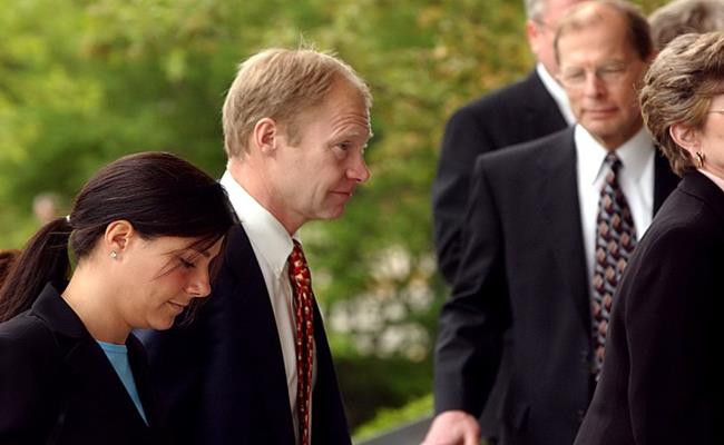 Năm 2011, S. Curtis Johnson bị buộc tội tấn công tình dục con gái riêng khi còn ở tuổi thiếu niên, đối mặt với án phạt tối đa lên tới 40 năm. Tuy nhiên, cuộc tranh tụng kéo dài suốt 3 năm đã dẫn đến một thỏa thuận: Johnson thừa nhận tội danh và hành vi gây rối trật tự, chịu án phạt 4 tháng tù và phải nộp phạt 6.000 USD (138 triệu đồng).