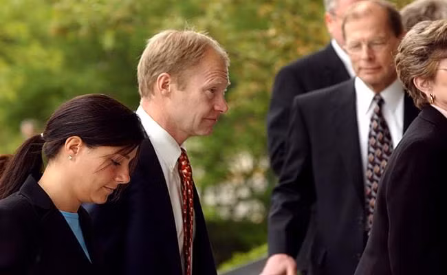 Năm 2011, S. Curtis Johnson bị buộc tội tấn công tình dục con gái riêng khi còn ở tuổi thiếu niên, đối mặt với án phạt tối đa lên tới 40 năm. Tuy nhiên, cuộc tranh tụng kéo dài suốt 3 năm đã dẫn đến một thỏa thuận: Johnson thừa nhận tội danh và hành vi gây rối trật tự, chịu án phạt 4 tháng tù và phải nộp phạt 6.000 USD (138 triệu đồng).