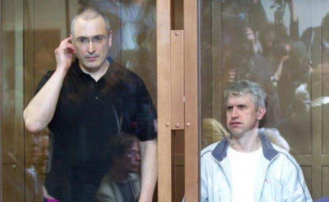 Mikhail Khodorkovsky và Platon Lebedev từng là những người giàu nhất tại Nga, với tài sản lên tới 15 tỷ USD. Khi chính quyền Xô Viết sụp đổ, họ được lợi lớn từ quá trình tư nhân hóa nền kinh tế và làm giàu nhờ đầu tư dầu mỏ.