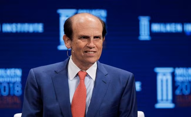 Michael Milken là một tỷ phú với số tài sản ròng khoảng 3,7 tỷ USD. Milken là người tiên phong với chiến lược M&amp;A - mua bán và sáp nhập doanh nghiệp hòng sinh lời.