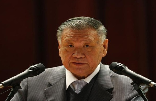 Trước đó, năm 2007, ông bị kết án 3 năm tù vì lạm dụng công quỹ. Tuy nhiên, vị tỷ phú này chỉ phải ngồi tù vài tháng và được ân xá nhờ những đóng góp lớn cho xã hội. Ngoài ra, ông cũng cam kết quyên góp hơn 1 tỷ USD để làm từ thiện.