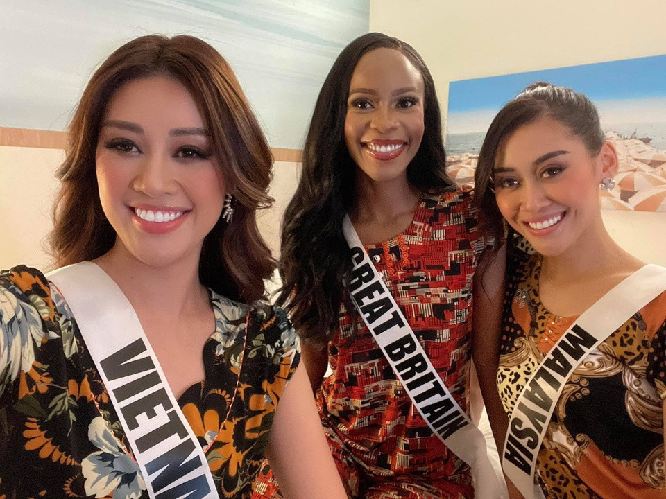 Vi sao Khanh Van tang do 120.000 dong cho ban be quoc te?