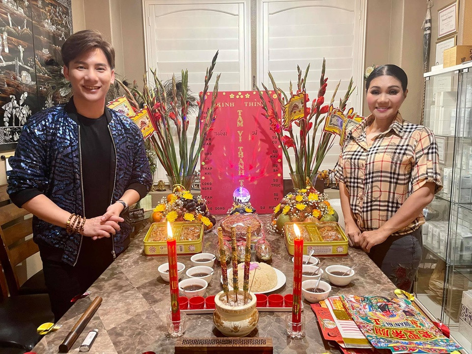 NSƯT Ngọc Huyền chuẩn bị lễ cúng Tổ nghề ở nhà. Nghệ sĩ cải lương cho biết từ khi sang Mỹ, gia đình cô thường chuẩn bị lễ cúng vào ngày 12/8 âm lịch mỗi năm. Theo cô, đây là dịp để mỗi nghệ sĩ bày tỏ lòng biết ơn với Tổ. Cô cảm thấy việc được đứng trên sân khấu, khán giả yêu thương là hạnh phúc lớn nhất của nghệ sĩ.