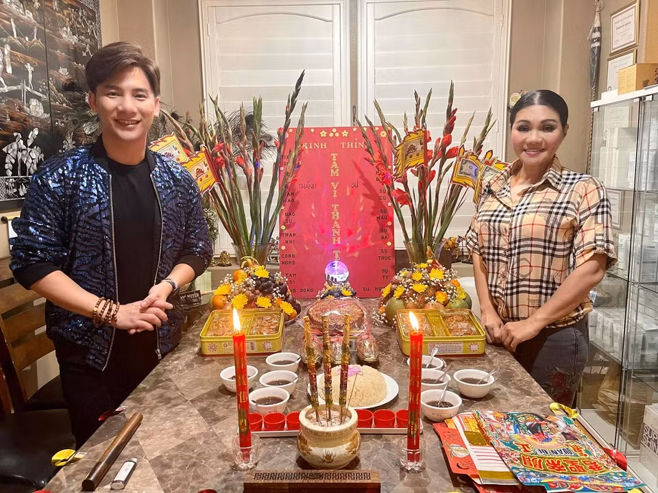 NSƯT Ngọc Huyền chuẩn bị lễ cúng Tổ nghề ở nhà. Nghệ sĩ cải lương cho biết từ khi sang Mỹ, gia đình cô thường chuẩn bị lễ cúng vào ngày 12/8 âm lịch mỗi năm. Theo cô, đây là dịp để mỗi nghệ sĩ bày tỏ lòng biết ơn với Tổ. Cô cảm thấy việc được đứng trên sân khấu, khán giả yêu thương là hạnh phúc lớn nhất của nghệ sĩ.