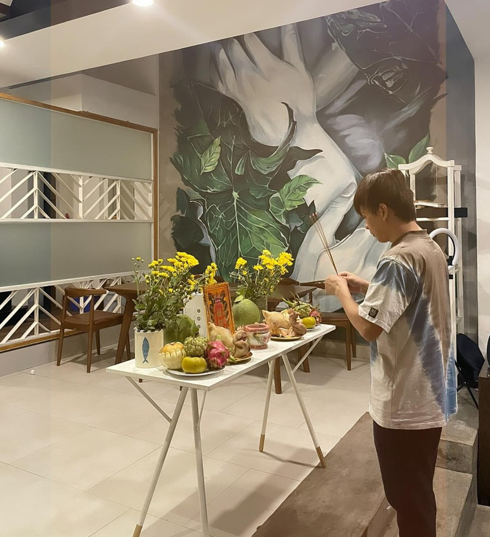 Hồ Quang Hiếu thành kính dâng hương Tổ nghề. Anh mong bản thân cùng đồng nghiệp luôn được Tổ nghiệp soi sáng, gặp nhiều phước lành.