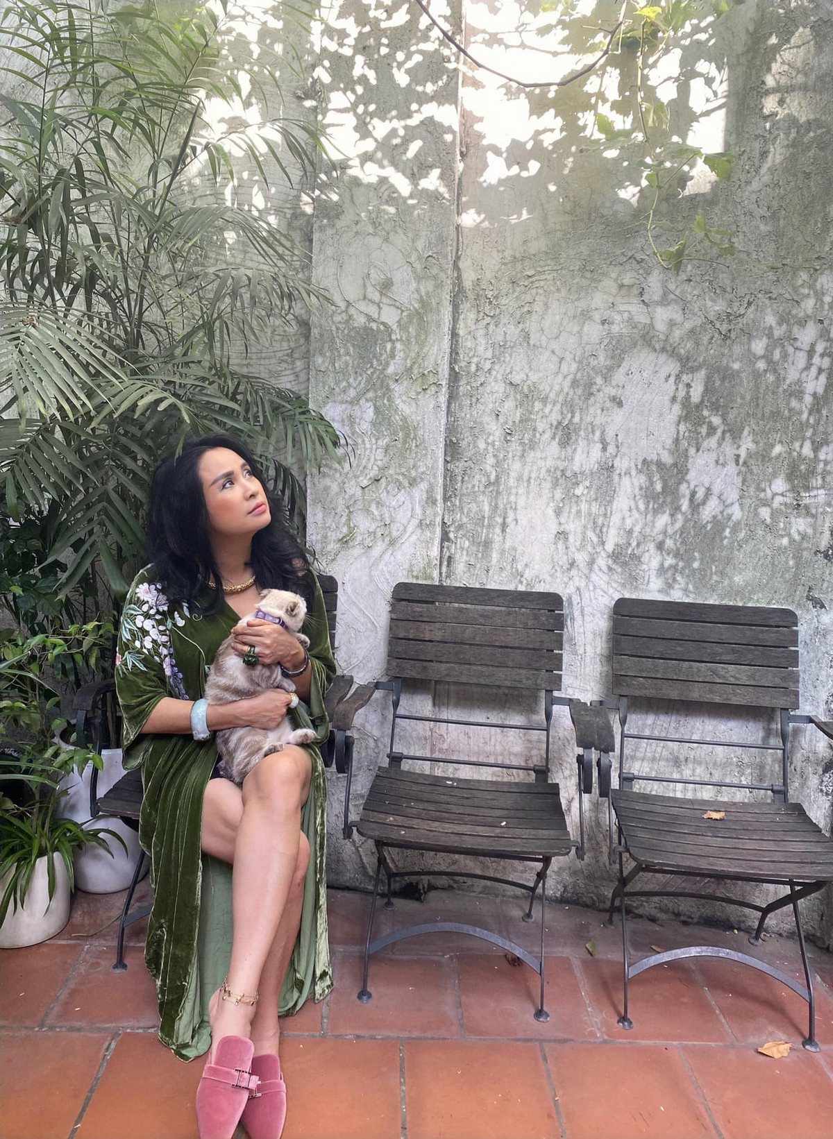 Tuy nhiên, mới đây khi đăng tải loạt ảnh thả dáng tại gia với set đồ "nửa kín nửa hở" khoe khéo vóc dáng tuổi 52, diva làng nhạc Việt làm ai cũng phải trố mắt nhìn.