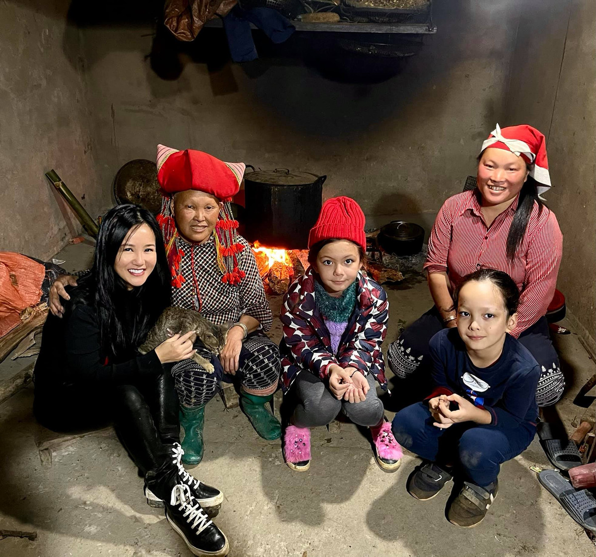 "Hạnh phúc giản đơn. Buổi tối ấm áp bên bếp lửa dưới mái nhà người Dao - kỷ niệm đẹp các con sẽ mãi nhớ về. Sapa những ngày cuối năm 2020", nữ ca sĩ viết.