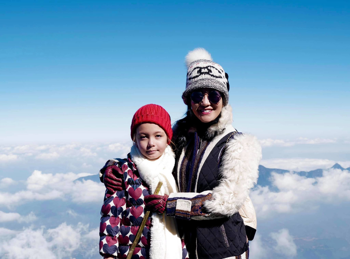 Chia sẻ trên trang cá nhân, Hồng Nhung viết: "Bảo vệ sức khỏe, bình tâm vượt khó, chia sẻ và đùm bọc gia đình, những người yêu thương. Cầu được làm công việc ta đam mê, mang lại ý nghĩa cho đời... là mong muốn của gia đình nhỏ Bống - Tôm - Tép, và cũng là lời chúc cho các gia đình bạn bè bốn phương".