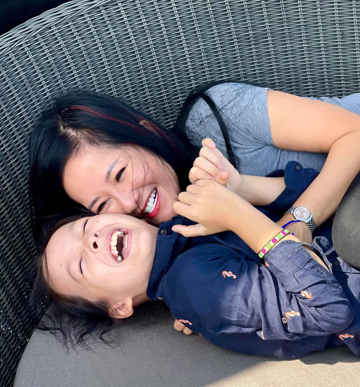 Nữ Diva cũng tiết lộ, bạn trai rất thân thiết với hai con riêng của cô. Chính anh là người đã dạy hai bé Tôm - Tép các trò chơi như cưỡi ngựa, trượt tuyết.