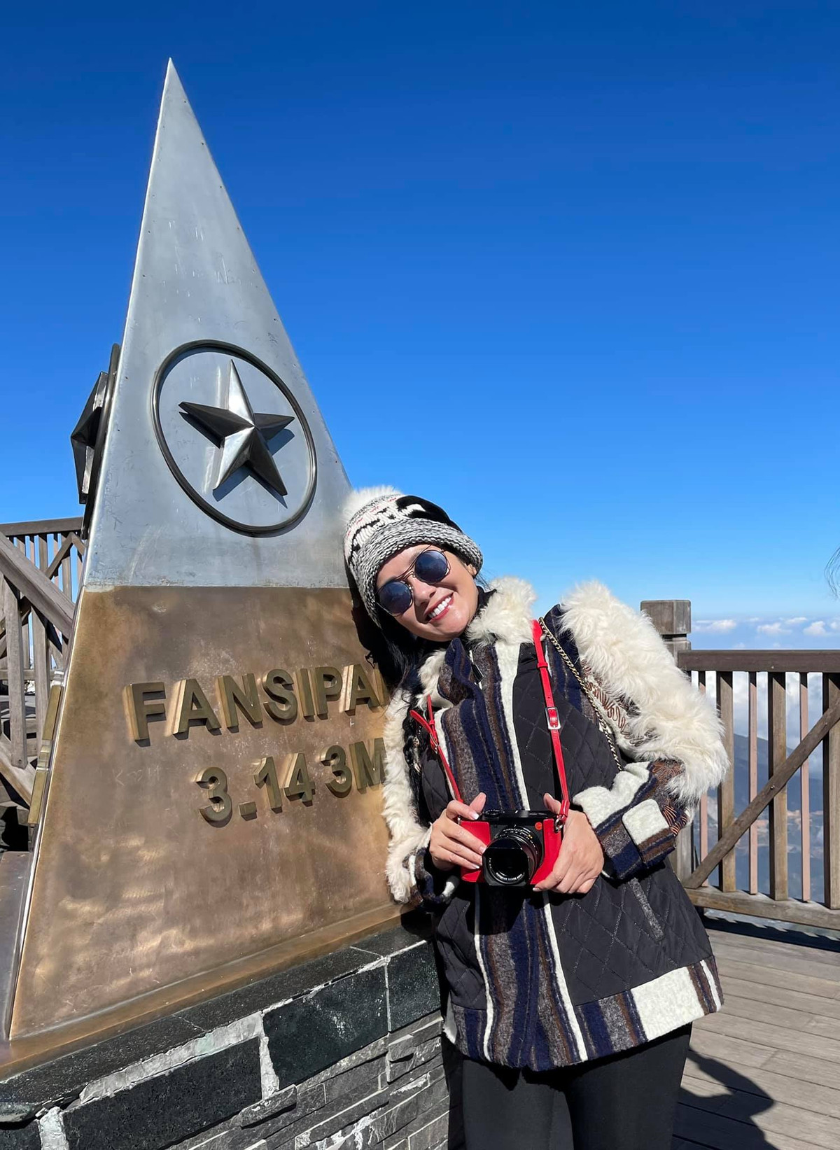 Nữ ca sĩ check-in trên đỉnh Fansipan, Sapa.
