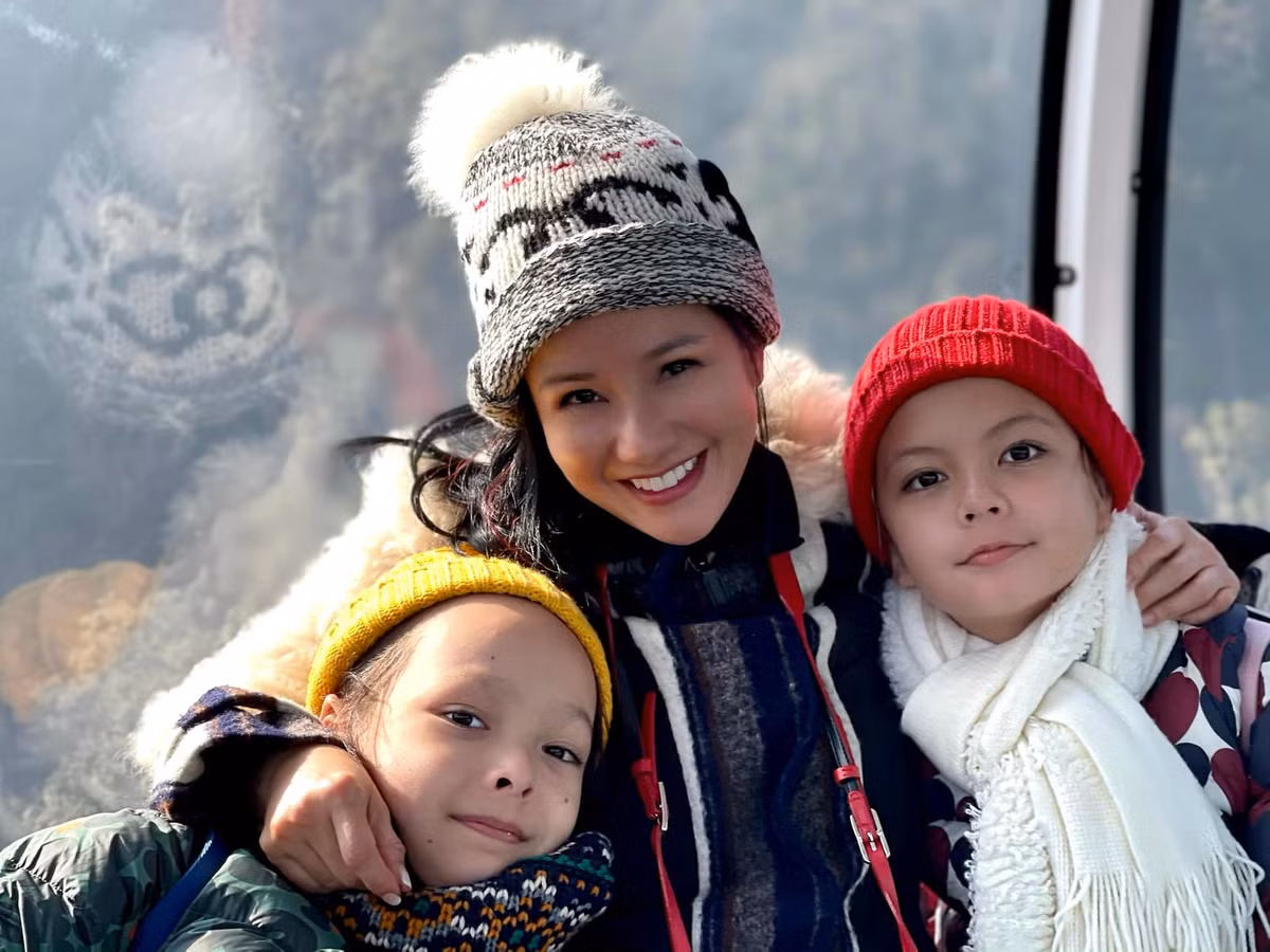 Hồng Nhung chụp ảnh kỷ niệm cùng Tôm - Tép.