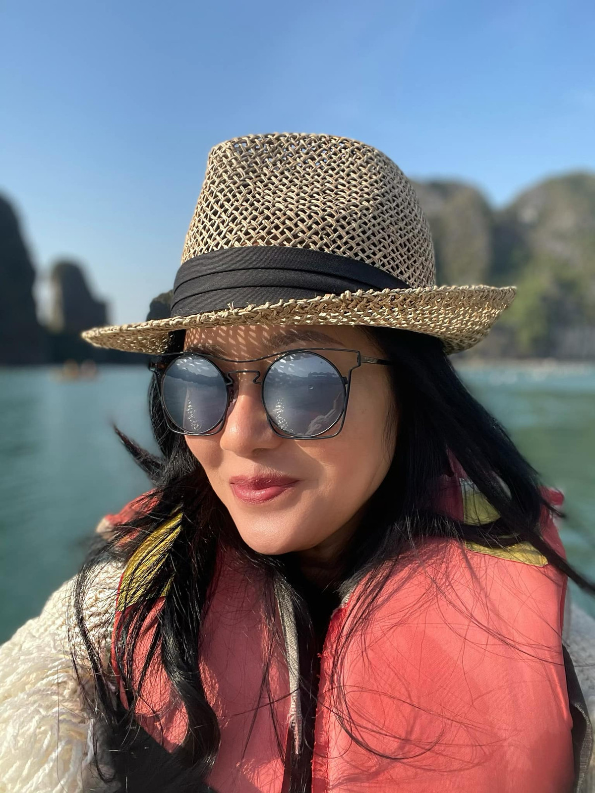 Ở tuổi 50 Hồng Nhung vẫn giữ được sự trẻ trung, xinh đẹp.