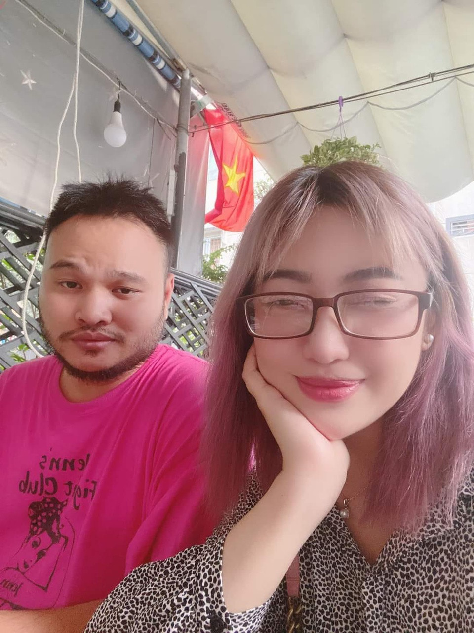 Khoảng 2 tháng trước khi thông báo ly hôn, Vinh Râu vẫn đăng nhiều ảnh chụp chung với Lương Minh Trang và dành cho vợ những chia sẻ hài hước, thú vị. Ảnh: FBNV.