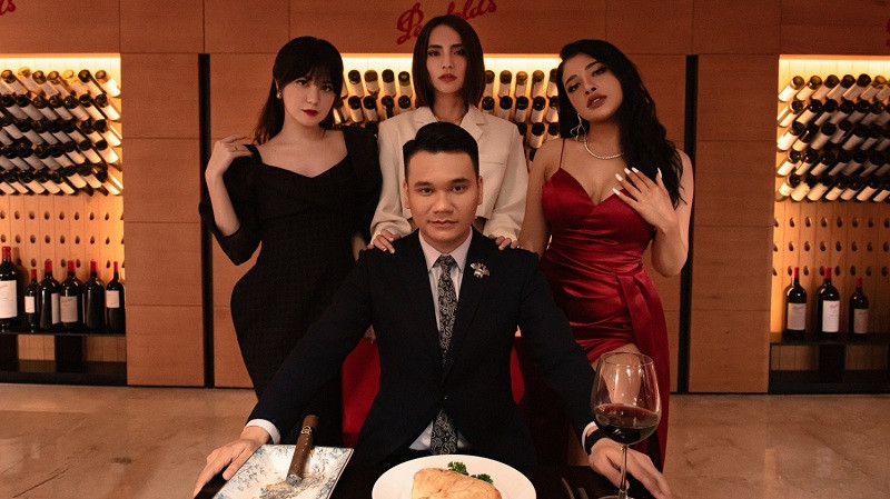 Vẫn là một ca khúc ballad quen thuộc nhưng ở “Hiện đại”, Khắc Việt không còn gửi gắm câu chuyện tình yêu bi lụy buồn thương như phong cách vốn có của anh mà lên án lối sống ảo, thực dụng của nhiều cô gái trẻ trong xã hội hiện đại.