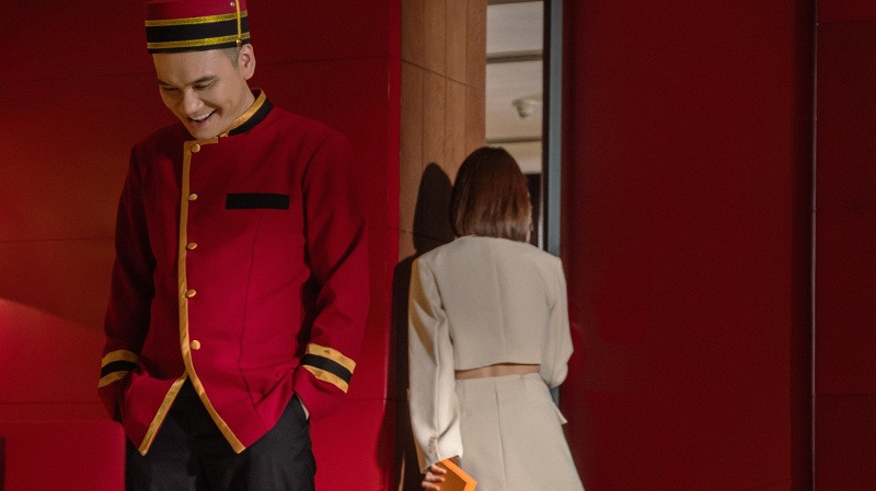 Đến khi từ bỏ chiếc “mặt nạ” giàu sang ấy và trở về với con người thật là một anh nhân viên lễ tân khách sạn, Khắc Việt khiến các cô gái ê chề vỡ mộng khi biết mình vừa nhận một cú lừa.