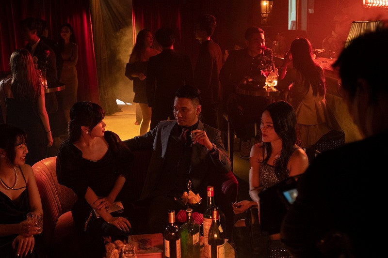 Lấy ý tưởng từ bộ phim điện ảnh “Joker” giúp nam tài tử Joaquin Phoenix đoạt giải Oscar cho Nam diễn viên chính xuất sắc nhất, Khắc Việt diễn tả lại quá trình chàng lễ tân đeo lên mình chiếc “mặt nạ” mang danh “đại gia” hào nhoáng.