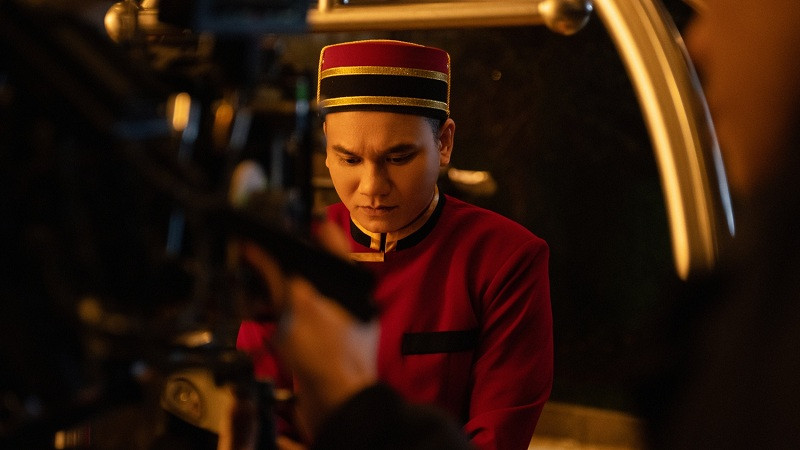 Màu MV mới của Khắc Việt mang đậm chất điện ảnh với bối cảnh được ghi hình tại khách sạn 5 sao.