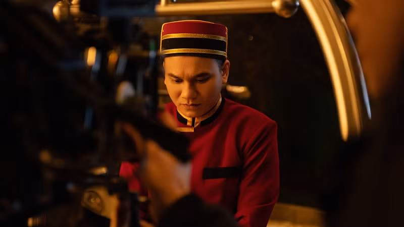 Màu MV mới của Khắc Việt mang đậm chất điện ảnh với bối cảnh được ghi hình tại khách sạn 5 sao.