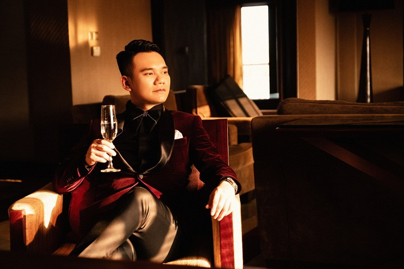 MV “Hiện đại” của Khắc Việt cũng vì lẽ đó mà được thực hiện như một thước phim ngắn với nội dung chia làm hai phần rõ rệt khi nam ca sĩ “nhập vai” đại gia và “thoát vai”.