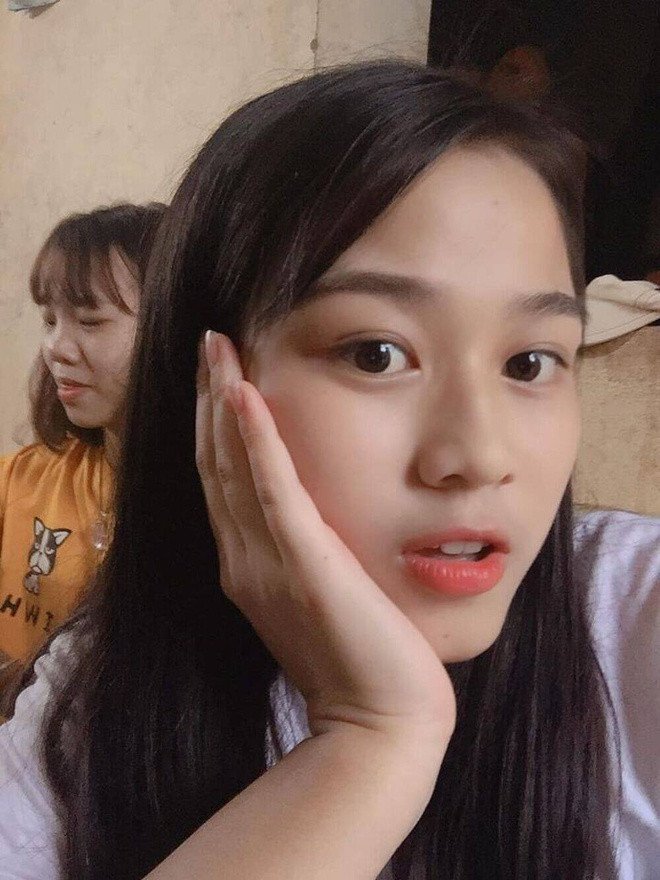 Làn da mịn màng, trắng hồng là ưu điểm lớn khi nói về nhan sắc của Hoa hậu Việt Nam 2020.