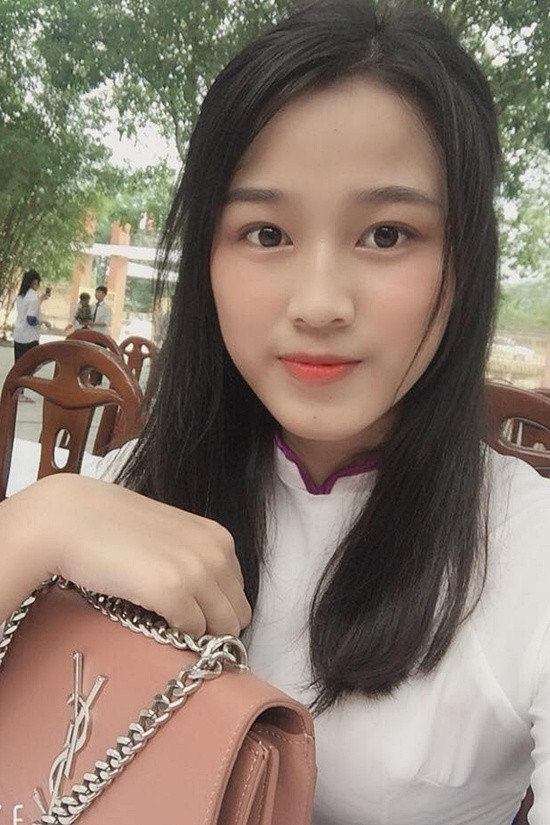 Tuy nhiên, cô không tô vẽ quá đậm, thường chỉ dùng son màu hồng nhẹ nhàng, kết hợp với lớp nền trong suốt kiểu Hàn Quốc.