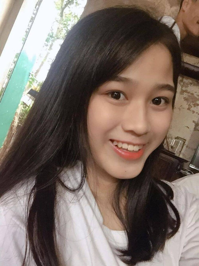 Trong loạt ảnh thời còn học cấp 3, cô nhận được nhiều lời khen cho làn da căng bóng, thậm chí không thấy cả lỗ chân lông.