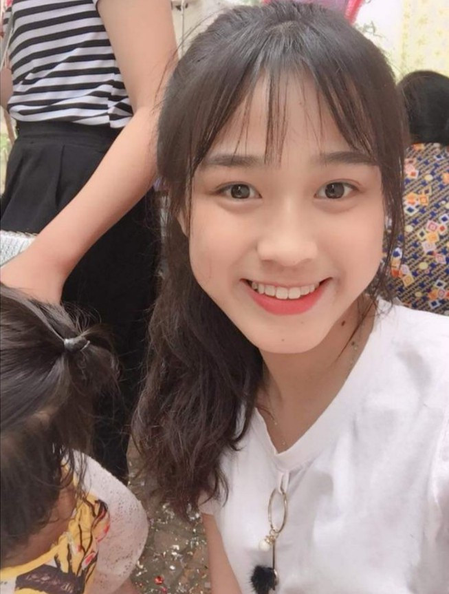 Nhiều người cho rằng gương mặt Đỗ Thị Hà chưa hẳn là đẹp xuất sắc, nhưng làn da không tì vết giúp nhan sắc của cô "thăng hạng" rõ rệt.